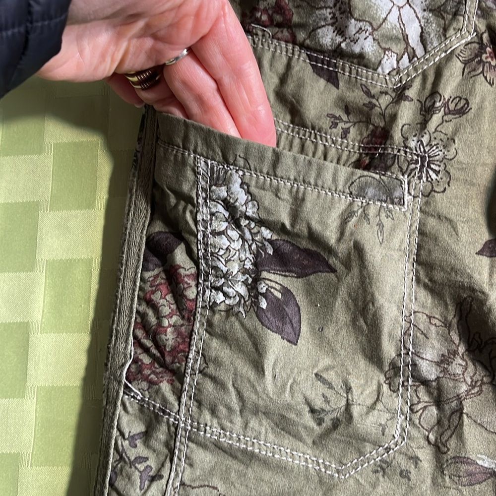 Democracy Olive Green Floral Cropped Pants - Picture 5 of 14